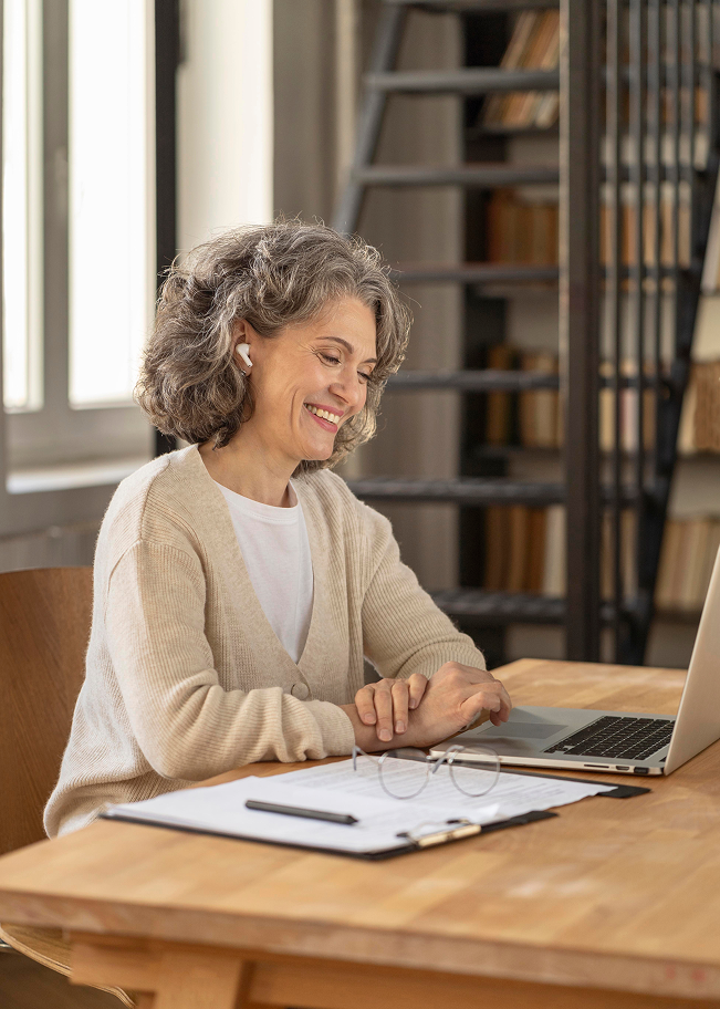 portrait-woman-with-laptop-working 1